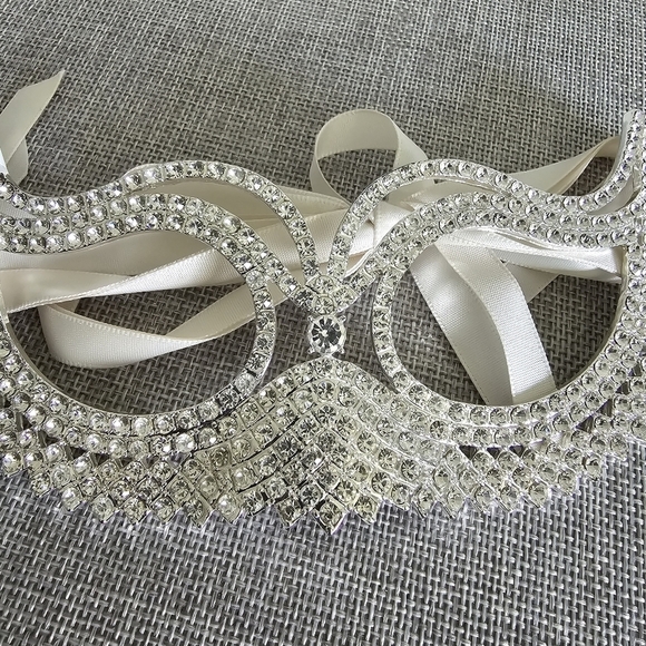 Versona Silver Crystal Rhinestone Masquerade Gala Ball Party Mask - Picture 3 of 6